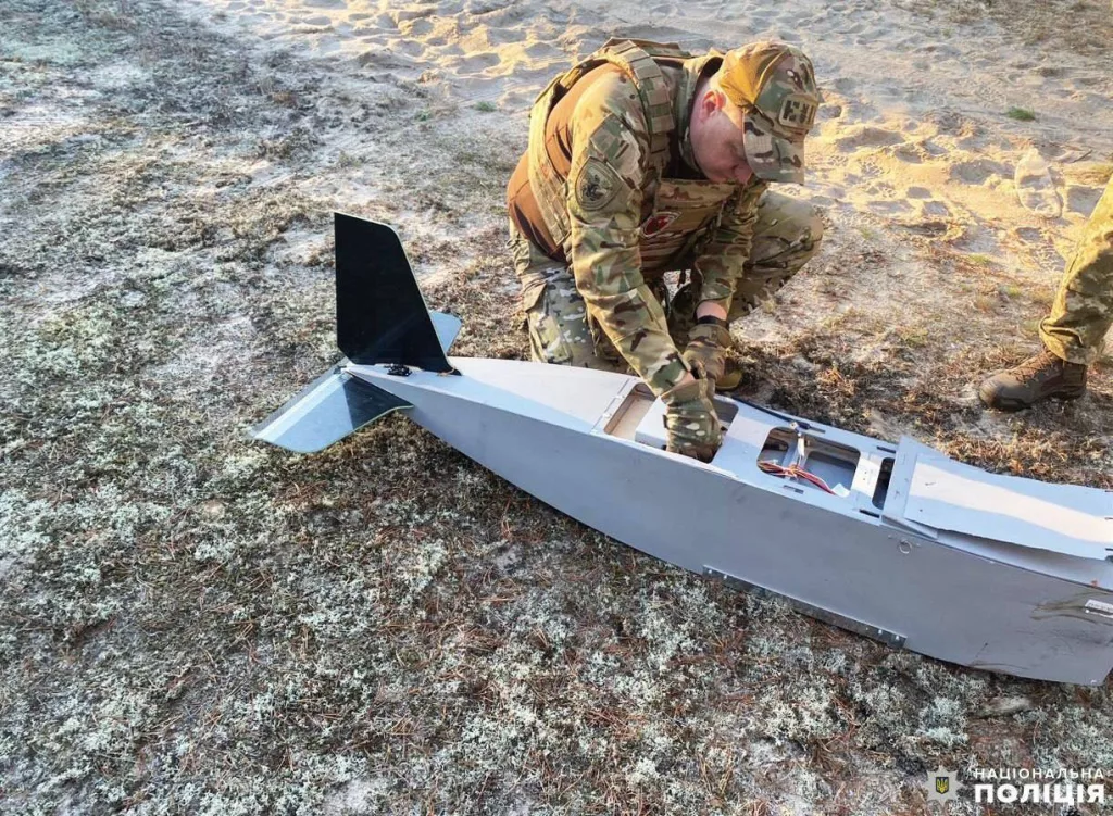 Обломки дрона-приманки "Пародия", используемого ВС РФ для отвлечения огня украинского ПВО от дронов-камикадзе "Герань-2", Ровенская область