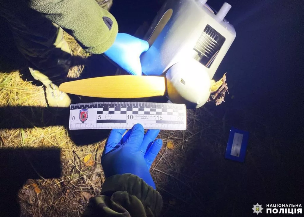 Обломки дрона-приманки "Пародия", используемого ВС РФ для отвлечения огня украинского ПВО от дронов-камикадзе "Герань-2", Ровенская область