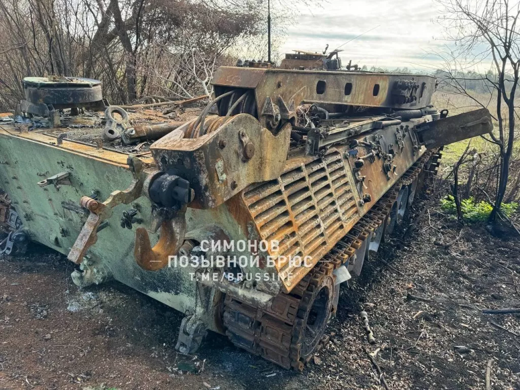 Кадры уничтоженной бронированной эвакуационной машины (БРЭМ) Bergepanzer 2 ВСУ в Курском приграничье
