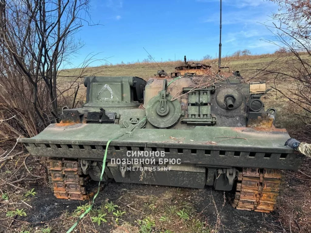 Кадры уничтоженной бронированной эвакуационной машины (БРЭМ) Bergepanzer 2 ВСУ в Курском приграничье