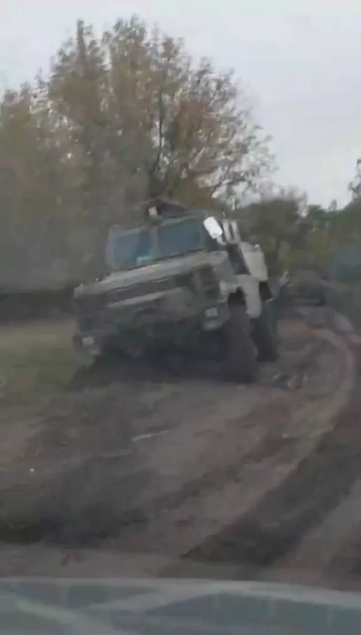 Повреждённый редкий бронеавтомобиль Alvis 4 ВСУ (британская версия южноафриканского Mamba Mk2 EE) в медицинской версии где-то на фронте