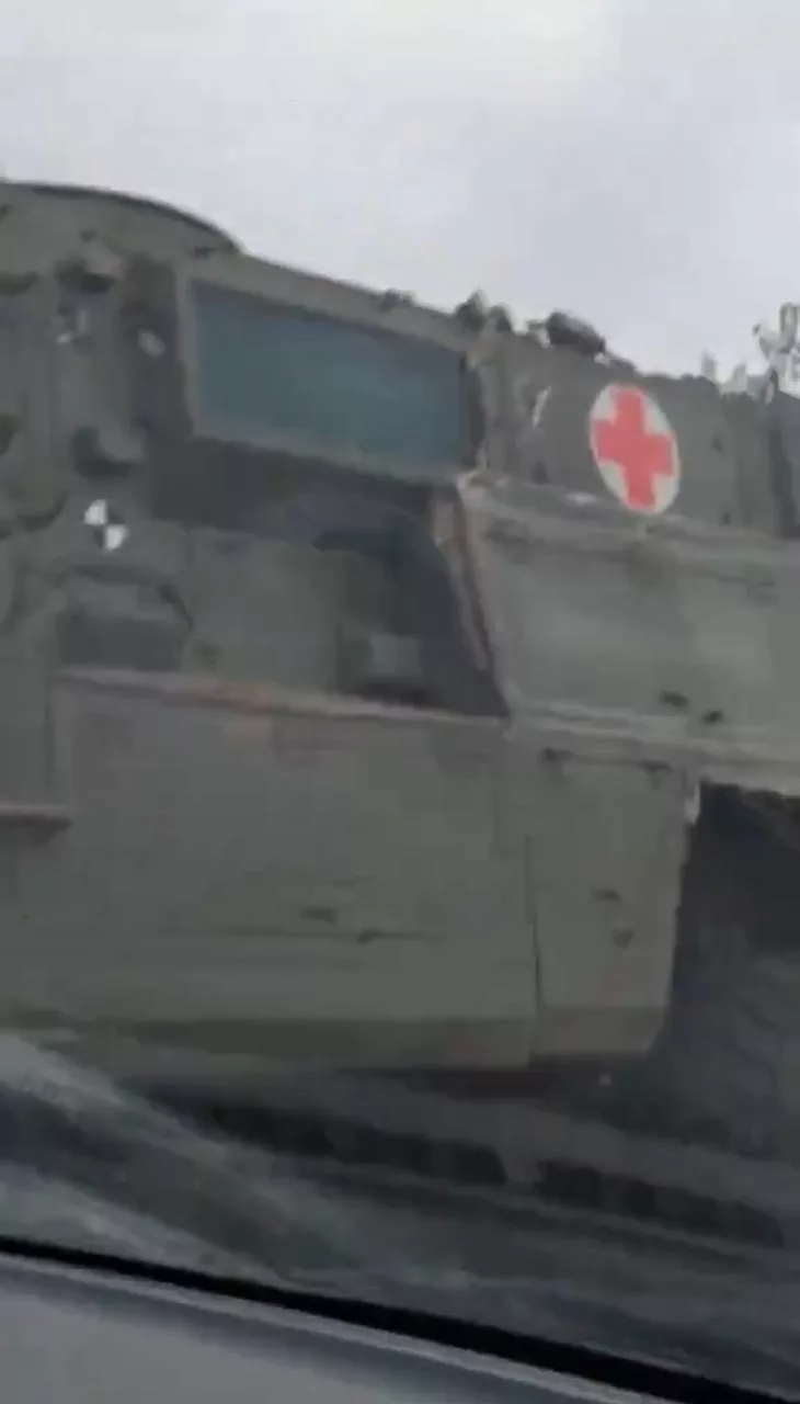 Повреждённый редкий бронеавтомобиль Alvis 4 ВСУ (британская версия южноафриканского Mamba Mk2 EE) в медицинской версии где-то на фронте