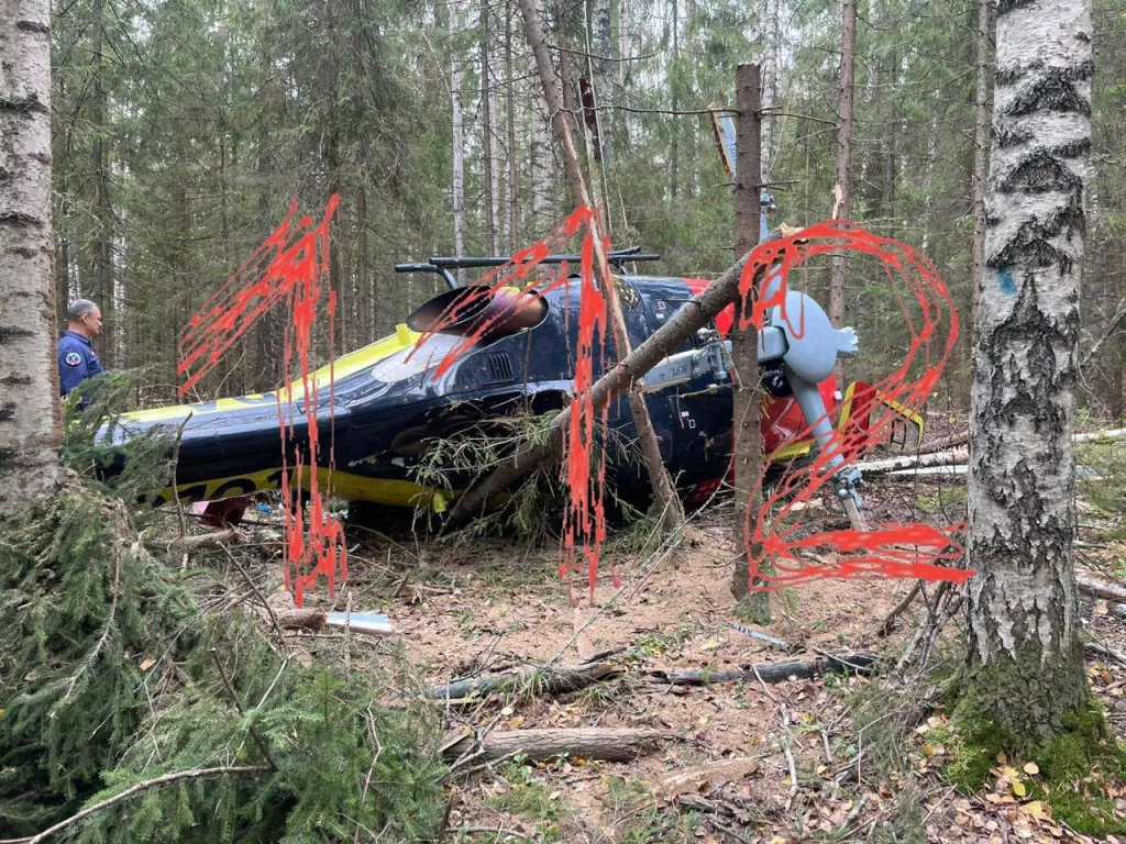 Вертолет санитарной авиации совершил жесткую посадку в лесу Нижегородской области, предварительно, из-за проблем технического характера