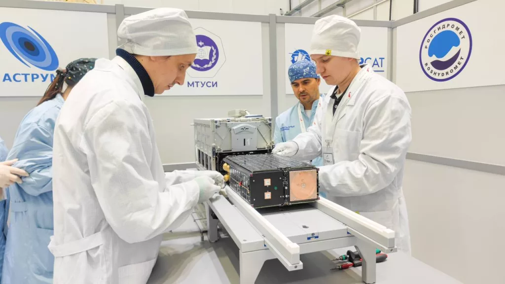 На космодром Восточный прибыли 53 малых спутника, которые станут попутной нагрузкой во время запуска космических аппаратов "Ионосфера-М"