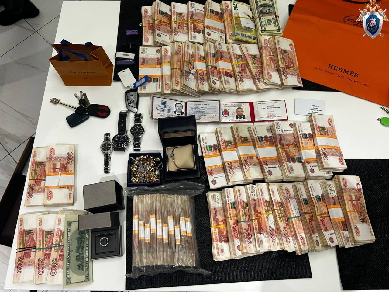 Питерский чиновник выкинул из машины взятку в 2,5 млн рублей и попытался скрыться от ФСБ