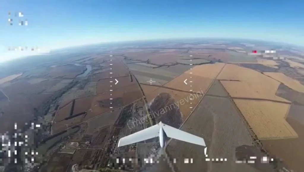Украинский оператор FPV-дрона перехватчика сбивает редкий украинский разведывательный бпла «Hawk», приняв его за Российский бпла «Застава»