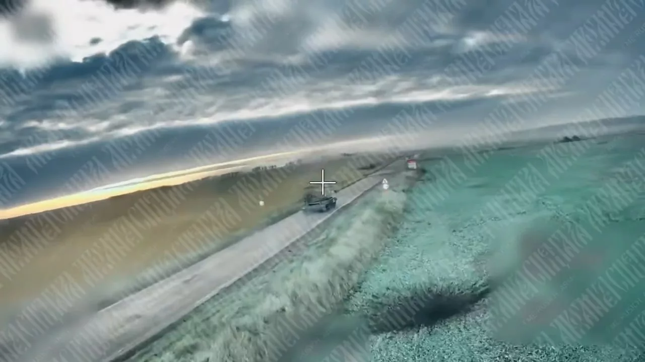 Поражение в корму того самого украинского Т-64БВ двумя FPV-дронами на оптоволокне, окрестности Зеленого Шляха в Курской области