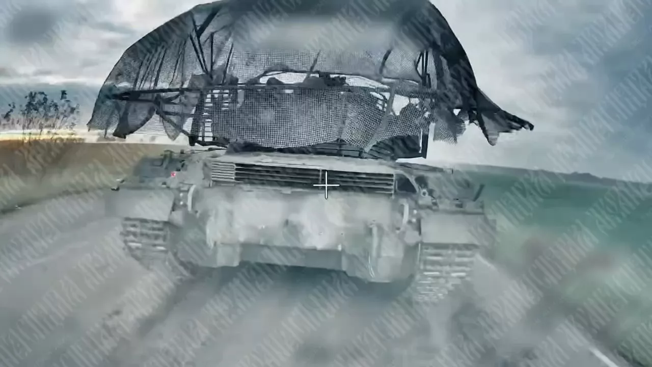 Поражение в корму того самого украинского Т-64БВ двумя FPV-дронами на оптоволокне, окрестности Зеленого Шляха в Курской области