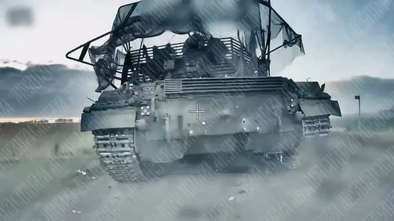 Поражение в корму того самого украинского Т-64БВ двумя FPV-дронами на оптоволокне, окрестности Зеленого Шляха в Курской области