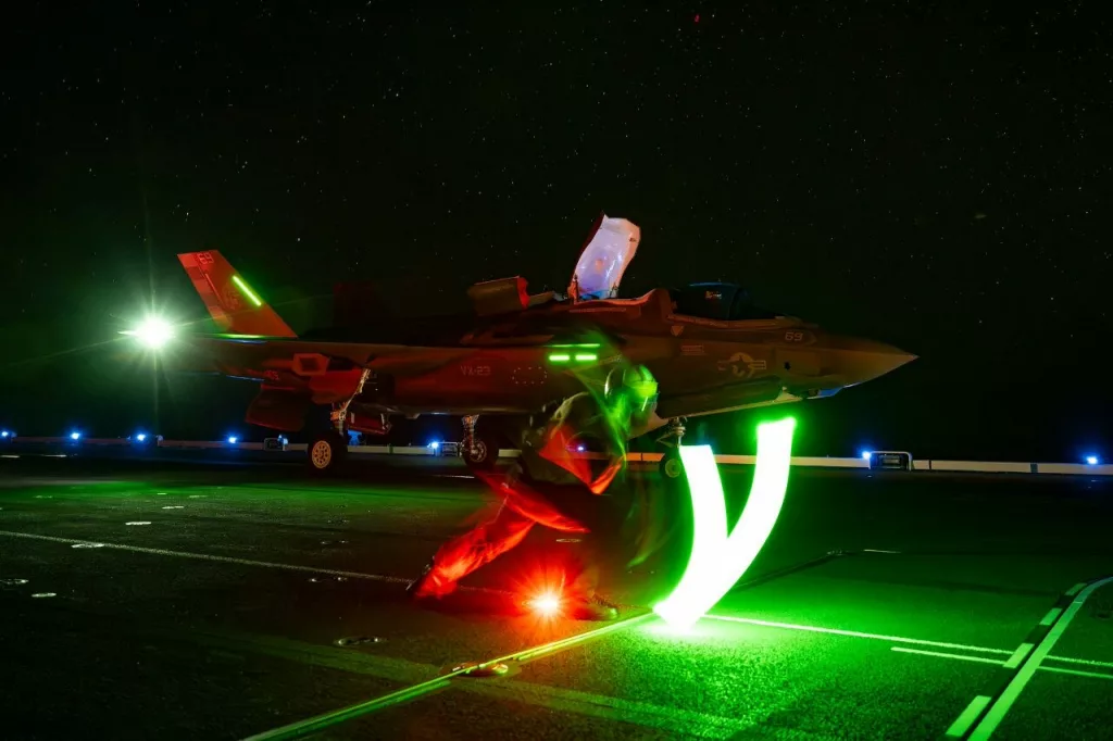 Ночные полёты палубных истребителей F-35B Авиации КМП США с авианесущего эсминца «Kaga» (DDH-184) типа «Izumo» Флота Японии