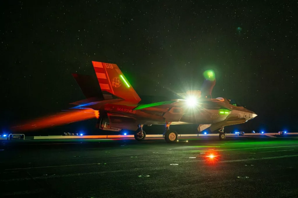 Ночные полёты палубных истребителей F-35B Авиации КМП США с авианесущего эсминца «Kaga» (DDH-184) типа «Izumo» Флота Японии