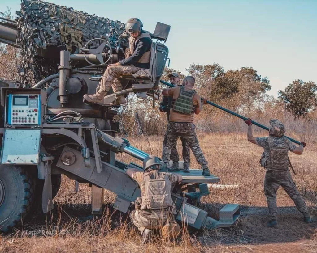 Пока ещё целая 155-мм 2С22 «Богдана» 48 ОАБр ВСУ на шасси Tatra T815-7 8x8 с бронекабиной