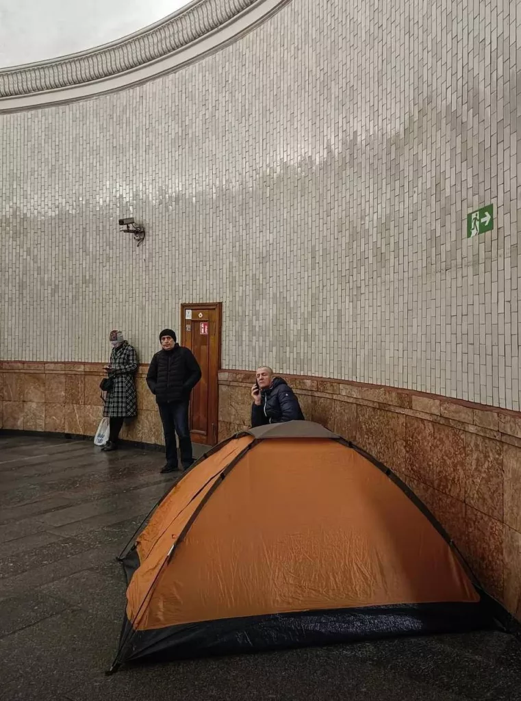Вот такие кадры можно наблюдать в Киевском метро