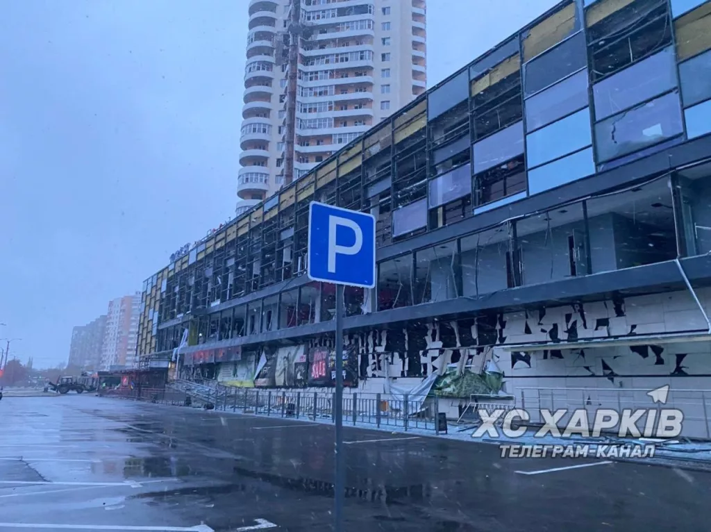 Прилет по ТЦ вблизи Алексеевского рынка в Харькове после ночного визита "Геранистов"
