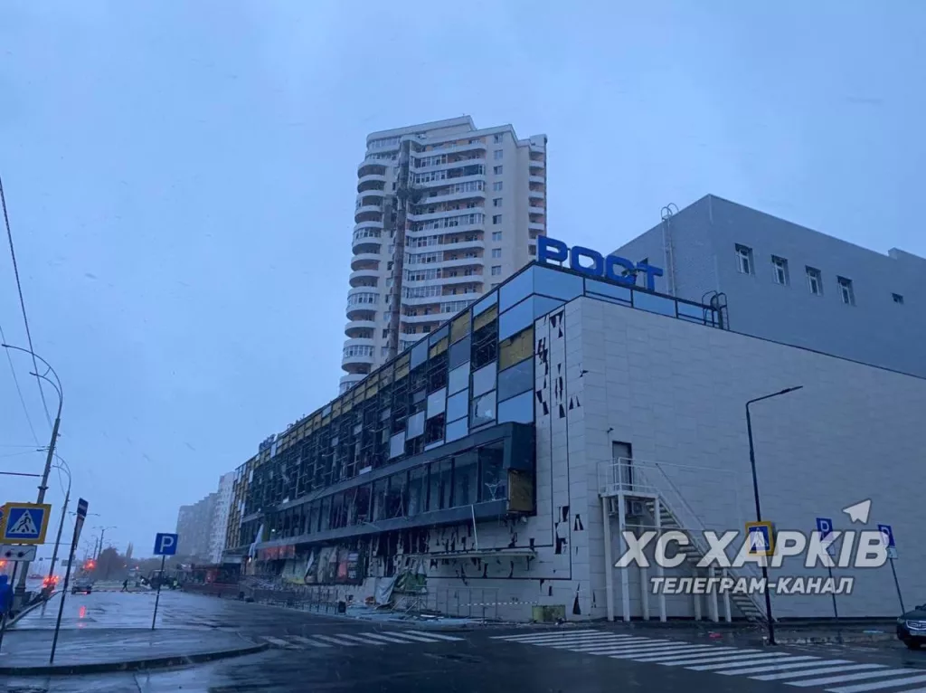 Прилет по ТЦ вблизи Алексеевского рынка в Харькове после ночного визита "Геранистов"