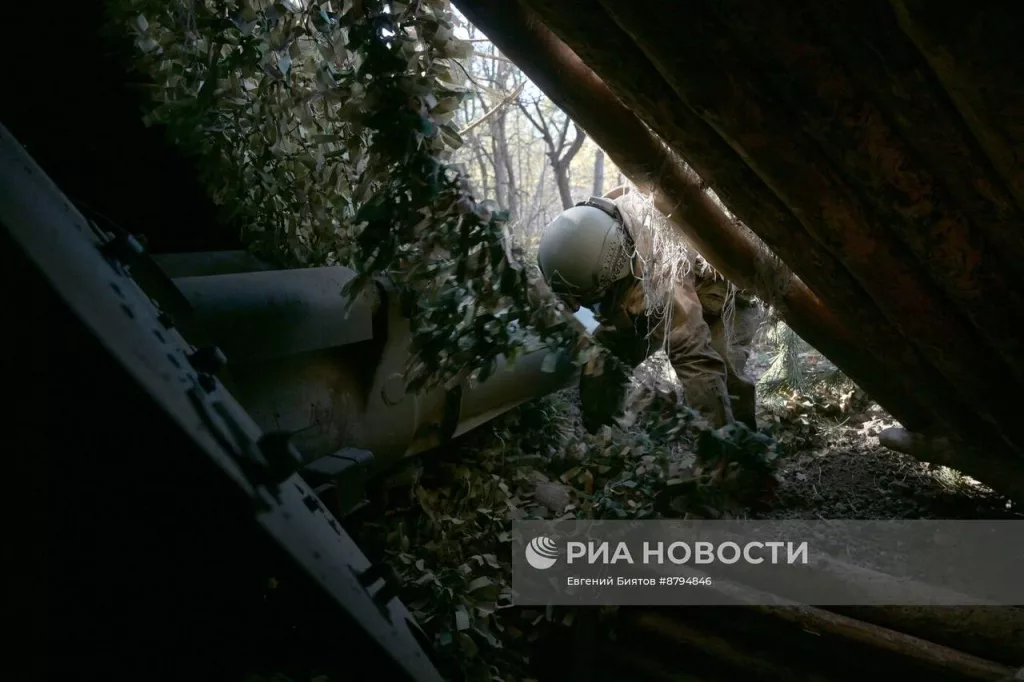 Подготовка и стрельба из 152-мм гаубицы Д-20 из замаскированной позиции