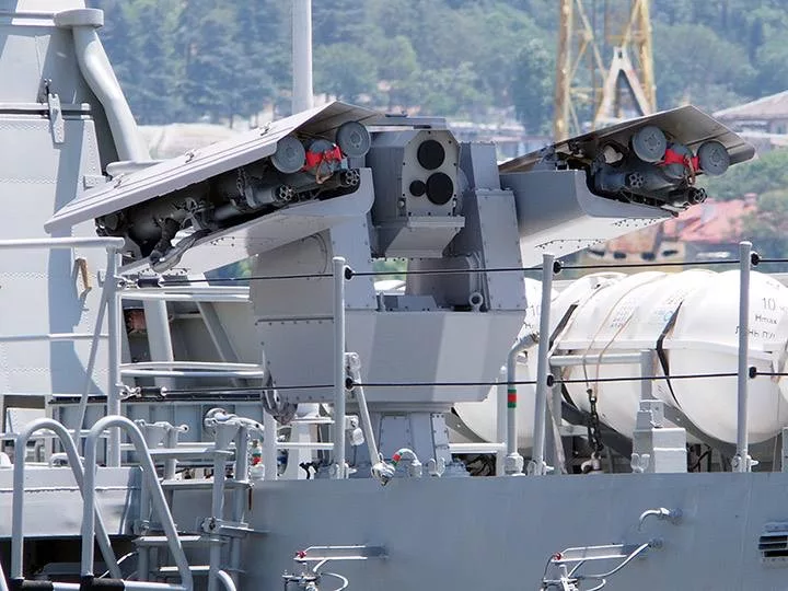 Характерно то, что МРК проекта 21631 «Буян-М», находившийся в пункте базирования КФл во время атаки украинского дрона-камикадзе, оснащен комплексом 3М-47 «Гибка», а также автоматической артиллерийской установкой АК-630М-2 «Дуэт»