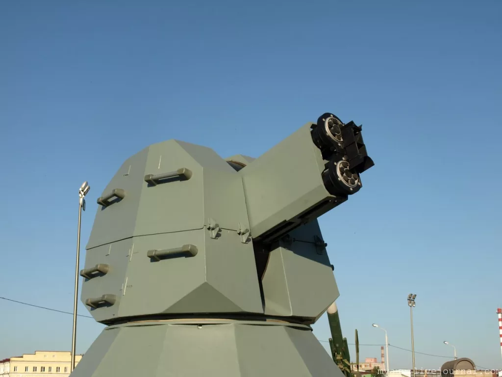 Характерно то, что МРК проекта 21631 «Буян-М», находившийся в пункте базирования КФл во время атаки украинского дрона-камикадзе, оснащен комплексом 3М-47 «Гибка», а также автоматической артиллерийской установкой АК-630М-2 «Дуэт»