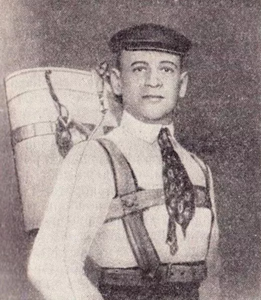 9 ноября 1911 года состоялись испытания первого ранцевого парашюта конструкции Глеба Евгеньевича Котельникова