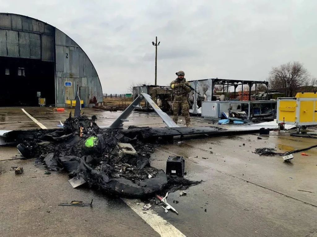 Появилась архивная фотография разведывательно-ударного БПЛА Bayraktar TB2, уничтоженного в ходе ракетного удара по аэродрому Кульбакино в Николаевской области 24 февраля 2022 года