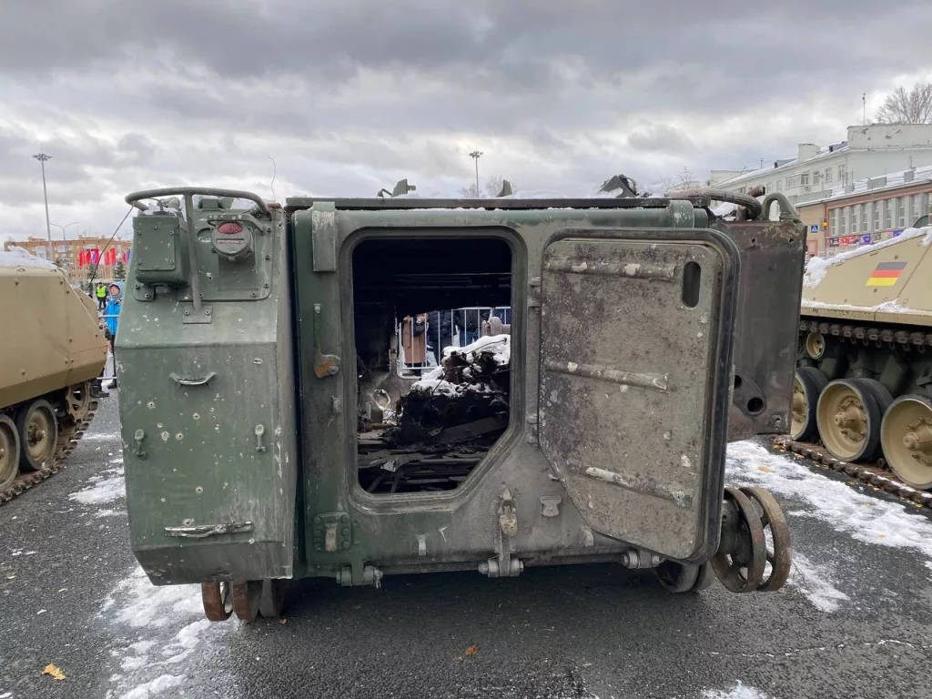 Выставка трофейной техники НАТО «Сила V Правде - Гордость и Победа». Самара, площадь Куйбышева