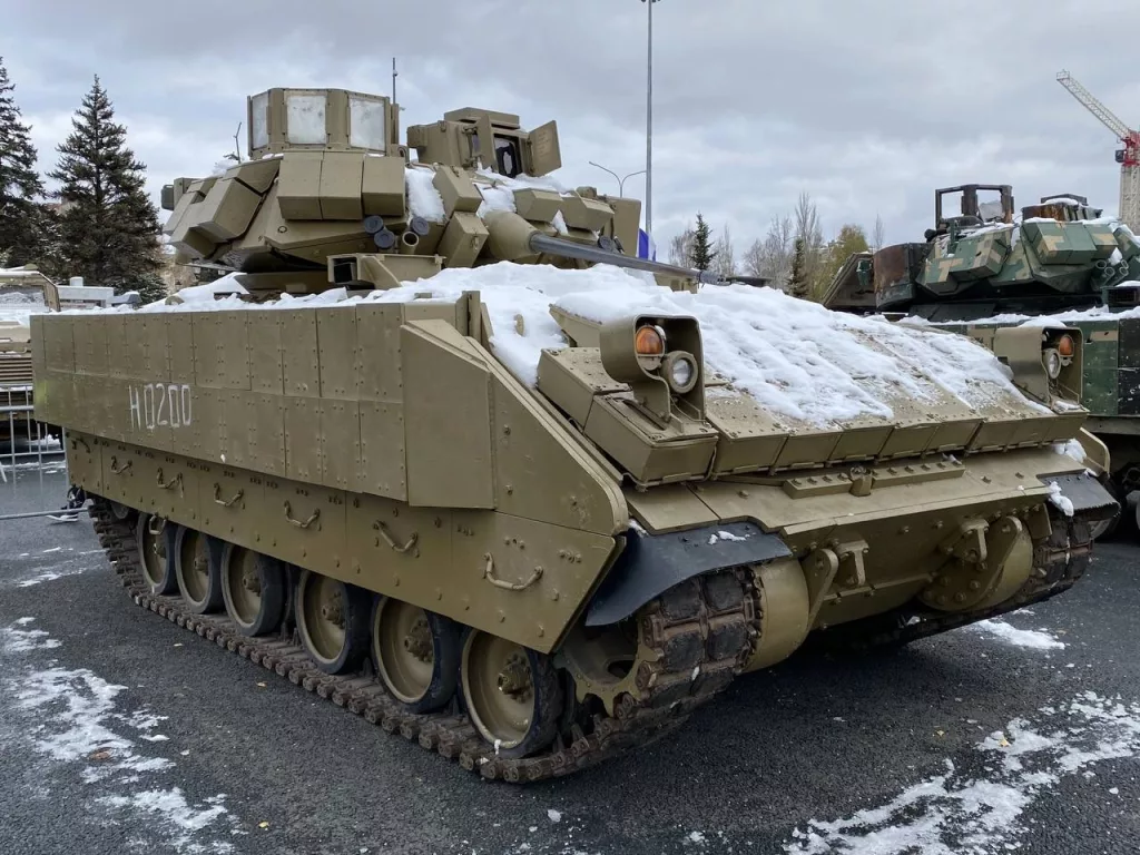 Выставка трофейной техники НАТО «Сила V Правде - Гордость и Победа». Самара, площадь Куйбышева