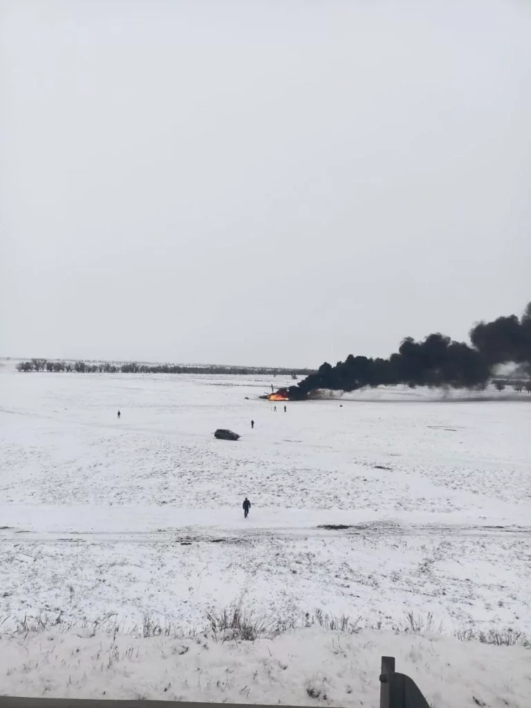 В МЧС Казахстана сообщили, что вертолет "совершил жесткую посадку", после чего загорелся