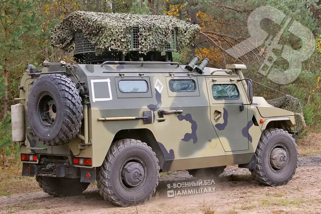 Бронеавтомобили ВПК-233115 АСН «Тигр-М» ВС РБ со «скворечником» и противодроновой защитой, а также защитной сеткой