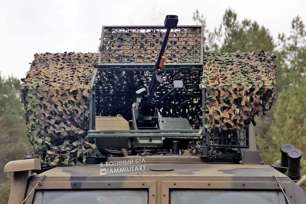 Бронеавтомобили ВПК-233115 АСН «Тигр-М» ВС РБ со «скворечником» и противодроновой защитой, а также защитной сеткой