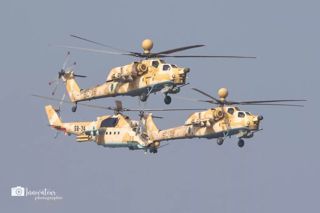 Боевые вертолеты Ми-28НЭ с двойным управлением и Ми-24Mk.III на параде в Алжире