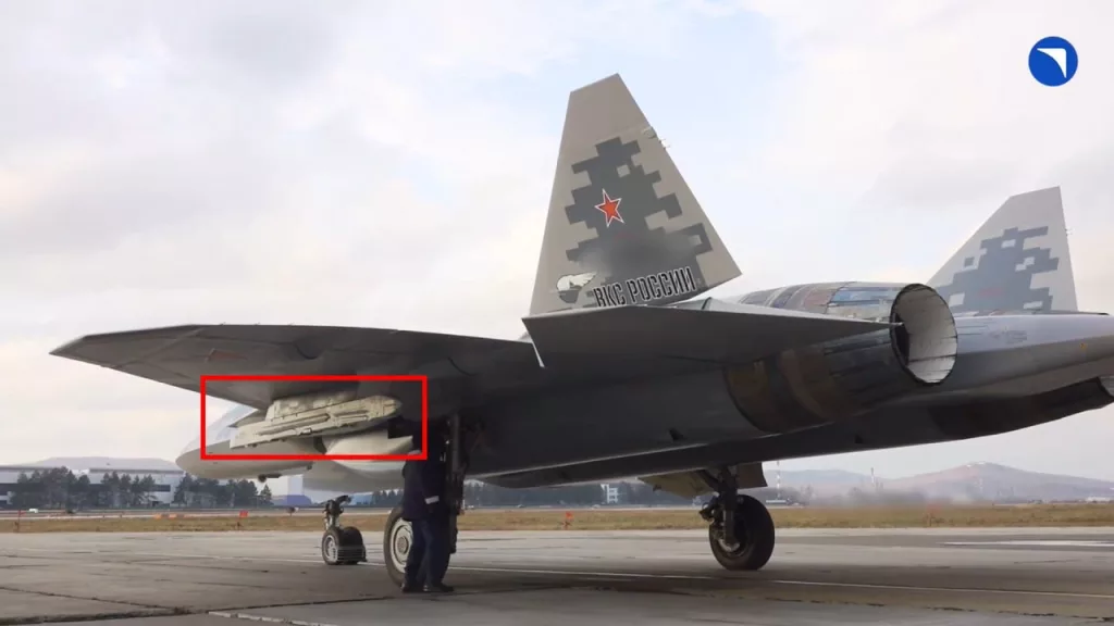 Характерно, что переданный ВКС России истребитель Су-57 оснащен катапультными устройствами АКУ-58У на внешних подвесах