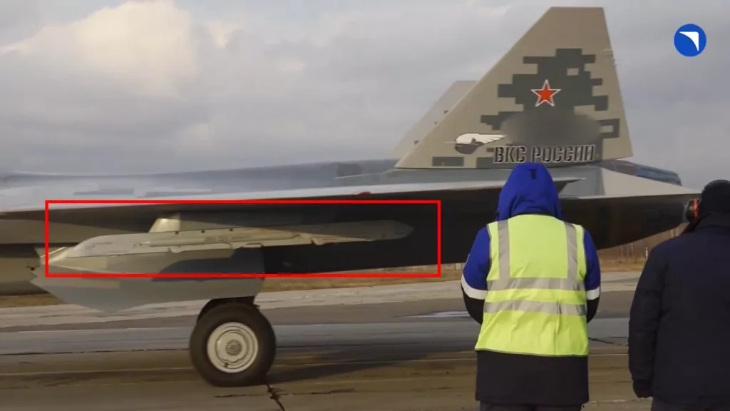 Характерно, что переданный ВКС России истребитель Су-57 оснащен катапультными устройствами АКУ-58У на внешних подвесах