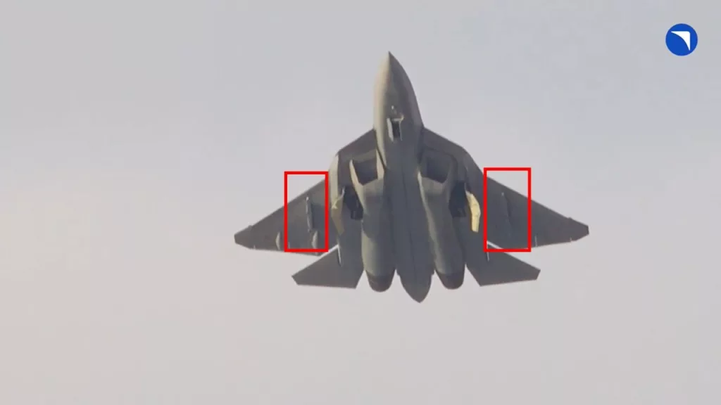 Характерно, что переданный ВКС России истребитель Су-57 оснащен катапультными устройствами АКУ-58У на внешних подвесах