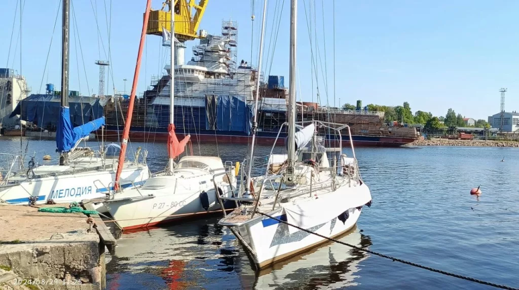 Пограничный сторожевой корабль «Пурга» проекта 23550 на достройке у набережной предприятия «Выборгский судостроительный завод» в Выборге, 29 августа 2024 года