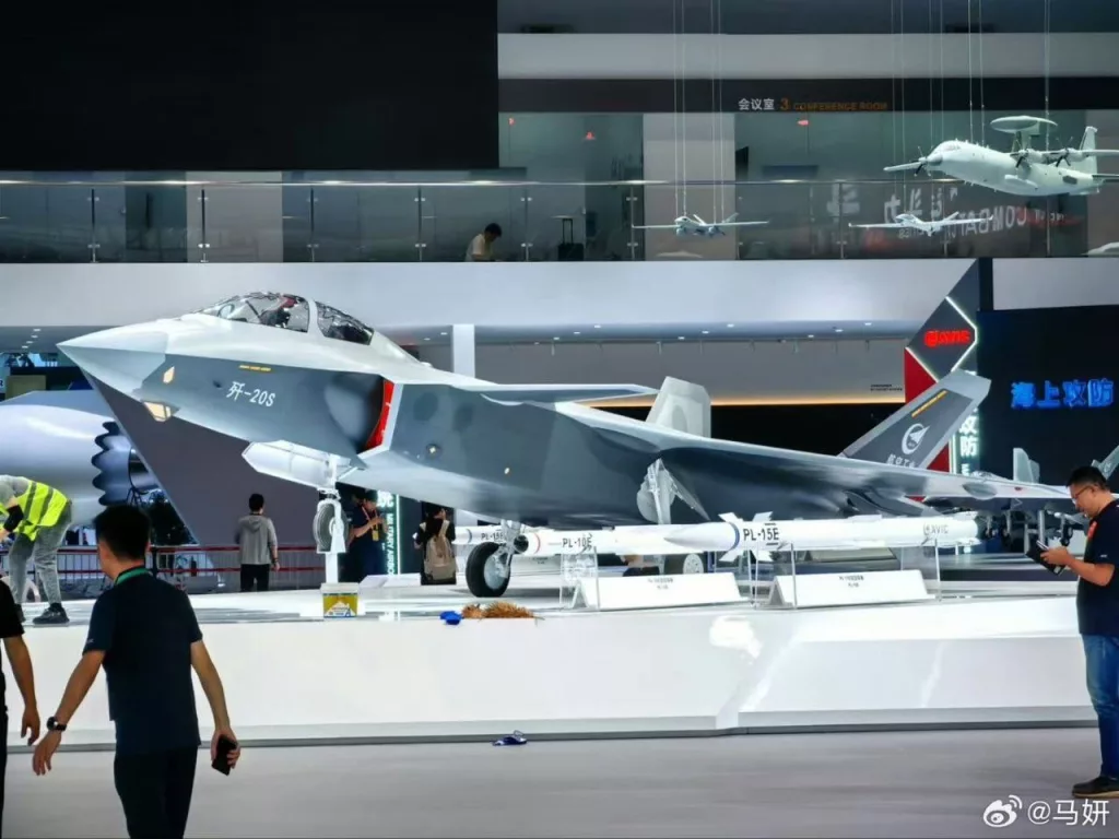 Двухместный вариант истребителя J-20, J-20S, был представлен на авиасалоне в Чжухае