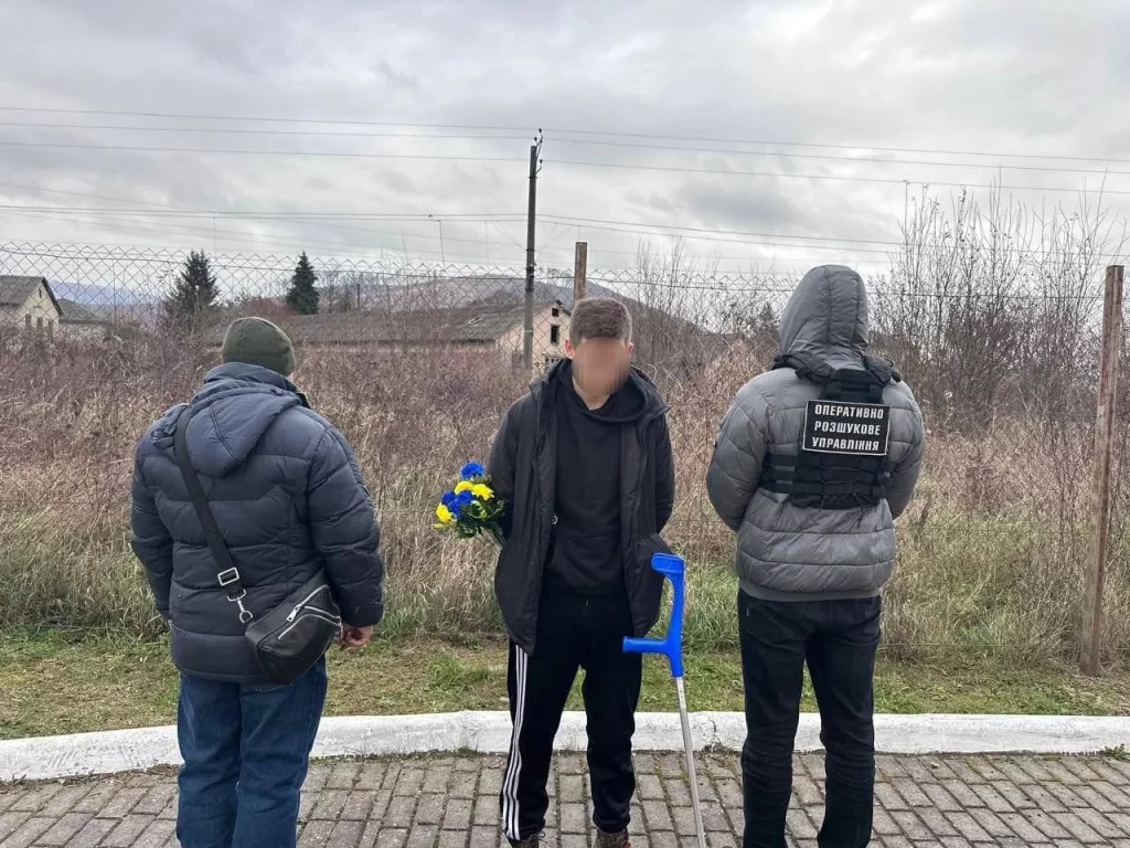 Киевлянин с цветами и костылём попытался сбежать в Словакию