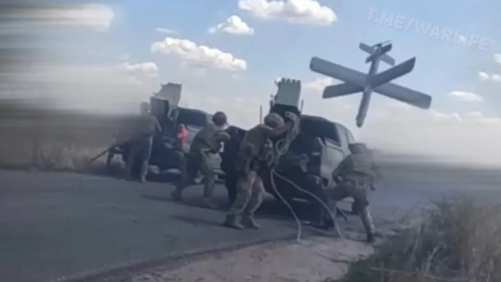 Потрясающий кадр атаки "Ланцета" на арт.позицию ВСУ