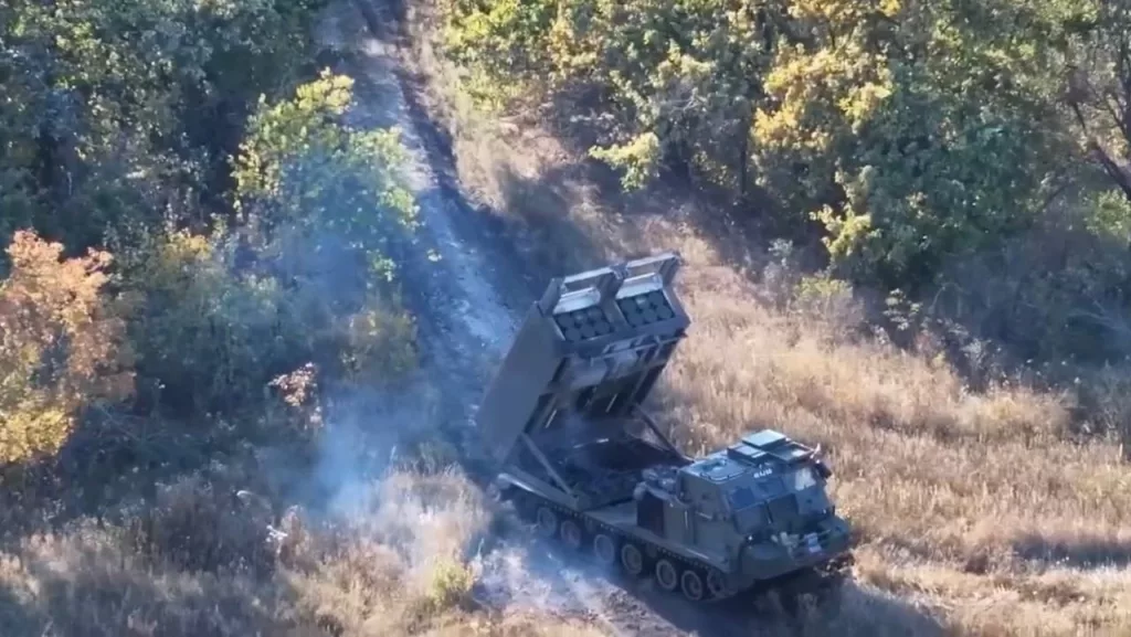 Нечастые кадры работы РСЗО M270 107-й реактивной артиллерийской бригады ВСУ