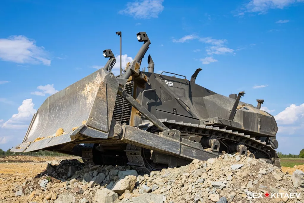 Беспилотный бульдозер Д12, произведенный заводом ДСТ-Урал