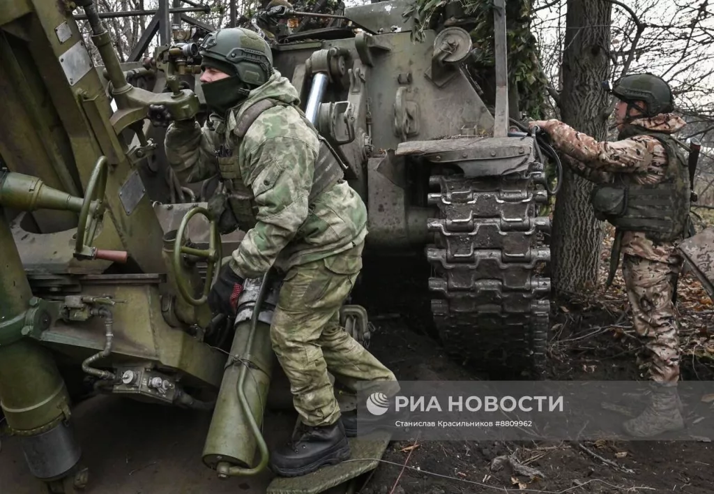 Расчет 240-мм самоходного миномёта 2С4 «Тюльпан» самоходного артиллерийского полка Центрального военного округа на Красноармейском направлении.  Военный Осведомитель