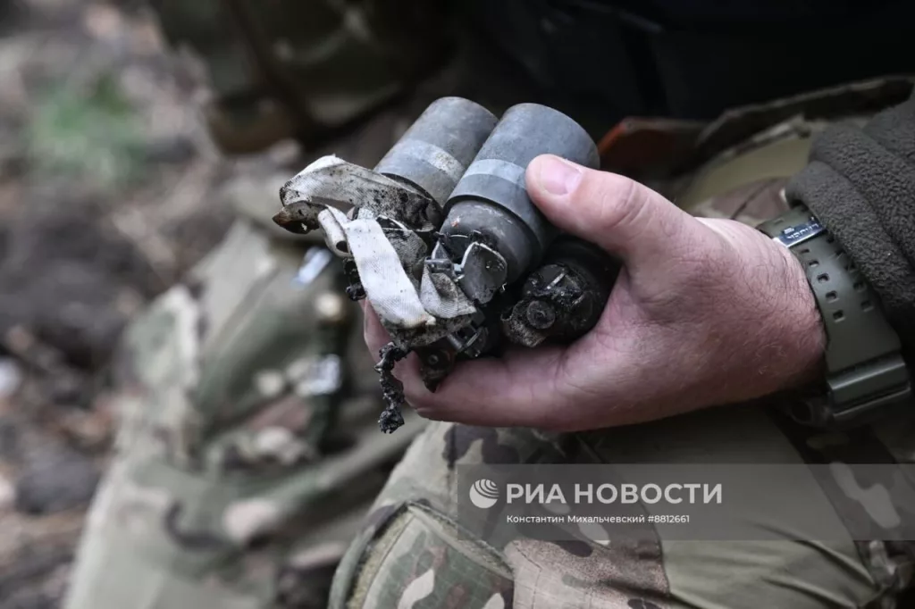 Сводный отряд разминирования МЧС России собирает и ликвидирует неразорвавшиеся кумулятивно-осколочные суббоеприпасы M77 DPICM от ракет M30 GMLRS ранней модификации, переданных из США на Украину