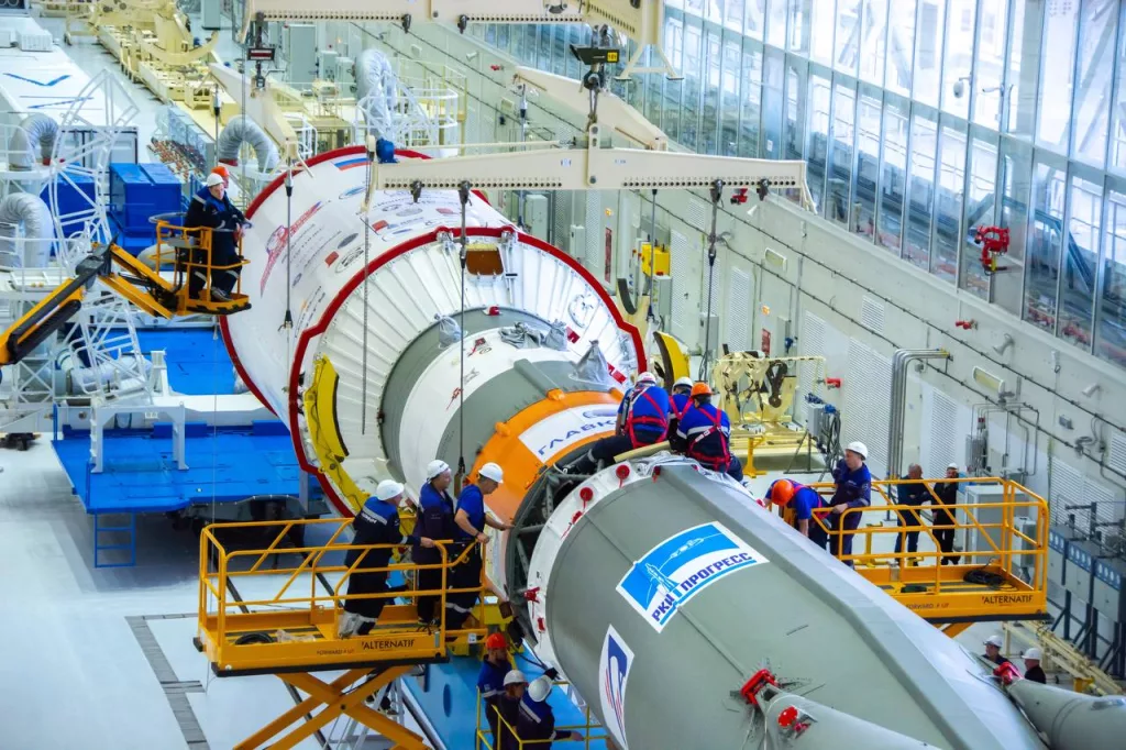 Ракета «Союз» для запуска двух гелиогеофизических спутников «Ионосфера-М» собрана на Восточном
