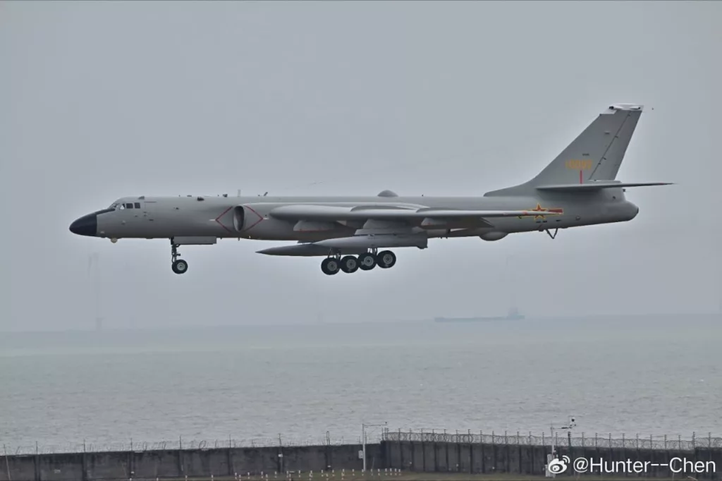 Для участия в авиасалоне Airshow China 2024 в Чжухай прибыл китайский бомбардировщик- ракетоносец Xian H-6K с подвешенными  баллистическими ракетами воздушного базирования YJ-21