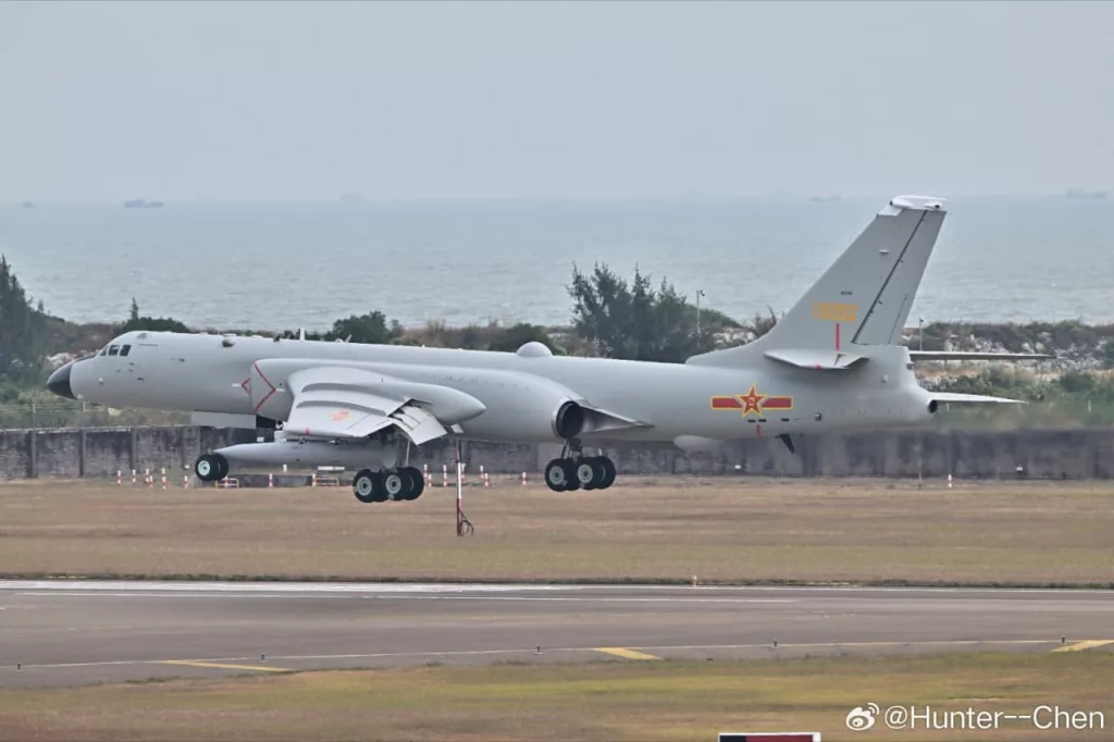 Для участия в авиасалоне Airshow China 2024 в Чжухай прибыл китайский бомбардировщик- ракетоносец Xian H-6K с подвешенными  баллистическими ракетами воздушного базирования YJ-21
