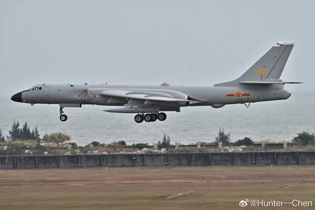 Для участия в авиасалоне Airshow China 2024 в Чжухай прибыл китайский бомбардировщик- ракетоносец Xian H-6K с подвешенными  баллистическими ракетами воздушного базирования YJ-21