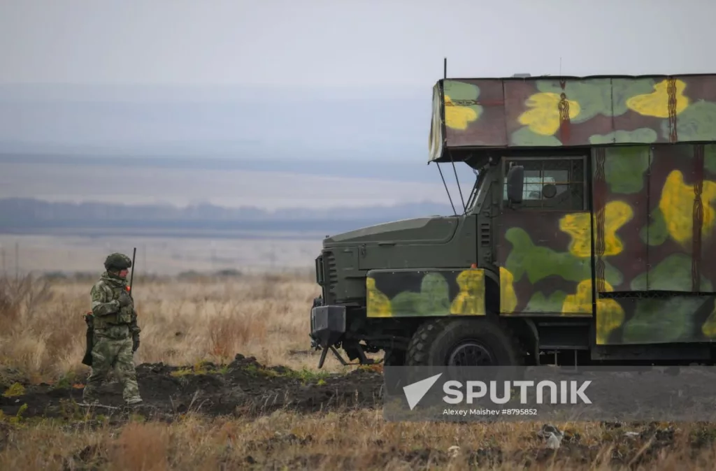 Целиком "замангаленные" огнеметные системы ТОС-2 «Тосочка» и ТОС-1А «Солнцепек» на полигоне в Саратовской области