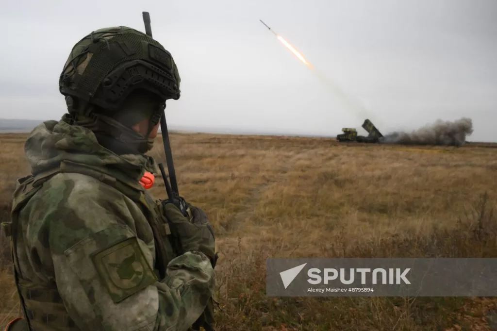 Целиком "замангаленные" огнеметные системы ТОС-2 «Тосочка» и ТОС-1А «Солнцепек» на полигоне в Саратовской области