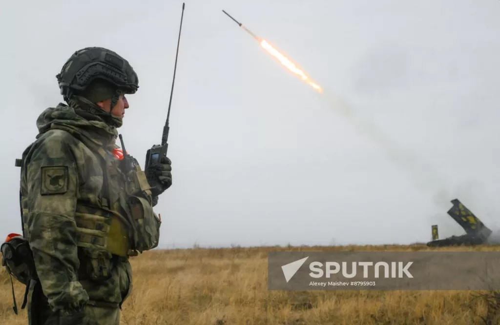 Целиком "замангаленные" огнеметные системы ТОС-2 «Тосочка» и ТОС-1А «Солнцепек» на полигоне в Саратовской области