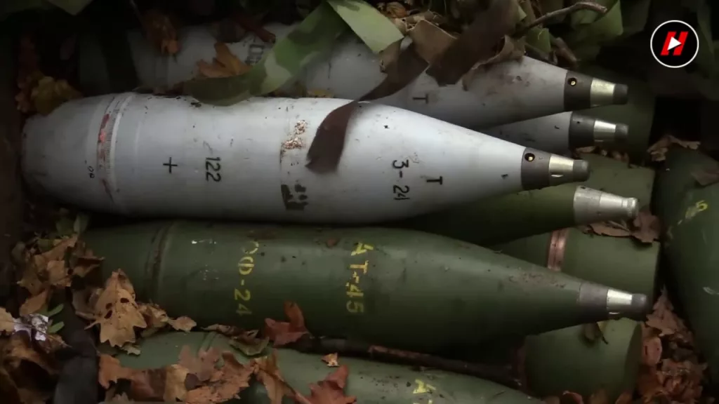 На вооружении артиллеристов из Бригады Департамента патрульной полиции "Хищник", действующих на Торецком направлении, засветились 122-мм гаубичные снаряды ОФ-462 АТ-45, начиненные аммотолом, и уменьшенные (reduced) заряды Ж-10 (Zh-10), выпущенные в 2024 году