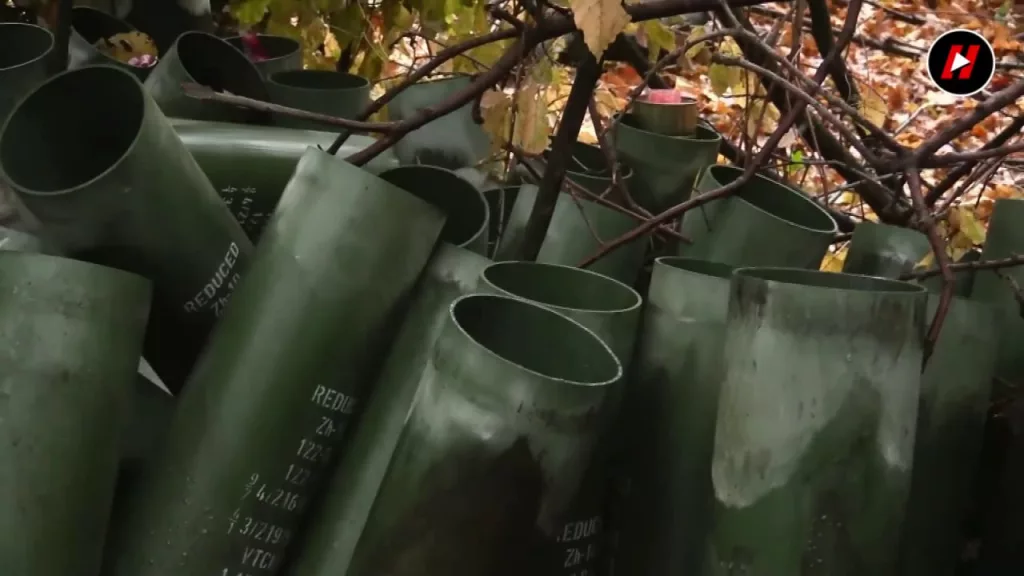 На вооружении артиллеристов из Бригады Департамента патрульной полиции "Хищник", действующих на Торецком направлении, засветились 122-мм гаубичные снаряды ОФ-462 АТ-45, начиненные аммотолом, и уменьшенные (reduced) заряды Ж-10 (Zh-10), выпущенные в 2024 году